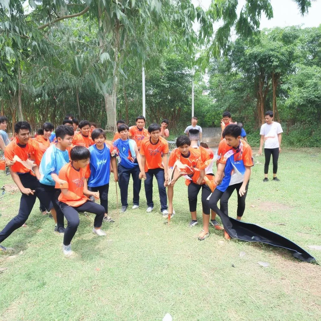 Các bạn trẻ Bến Tre đang tham gia trò chơi team building ngoài trời