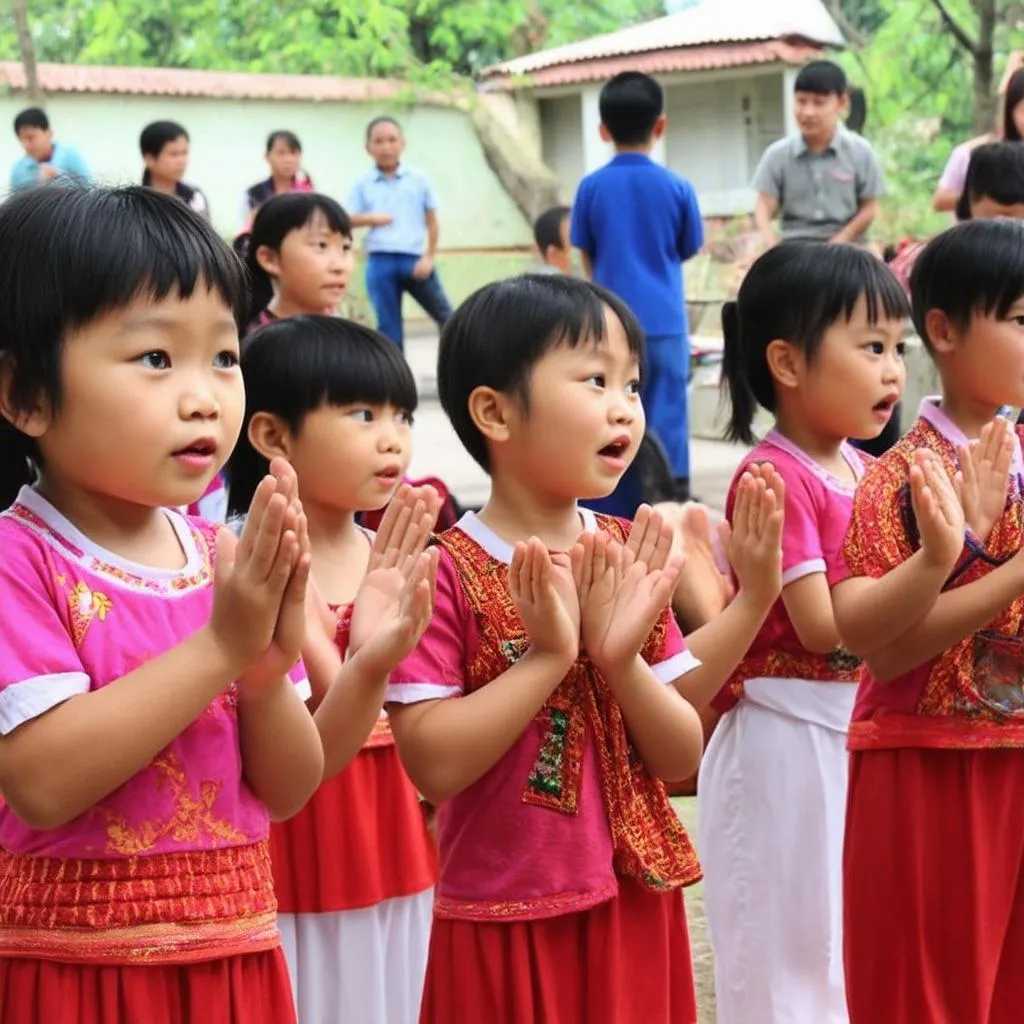 Trẻ em chơi cù