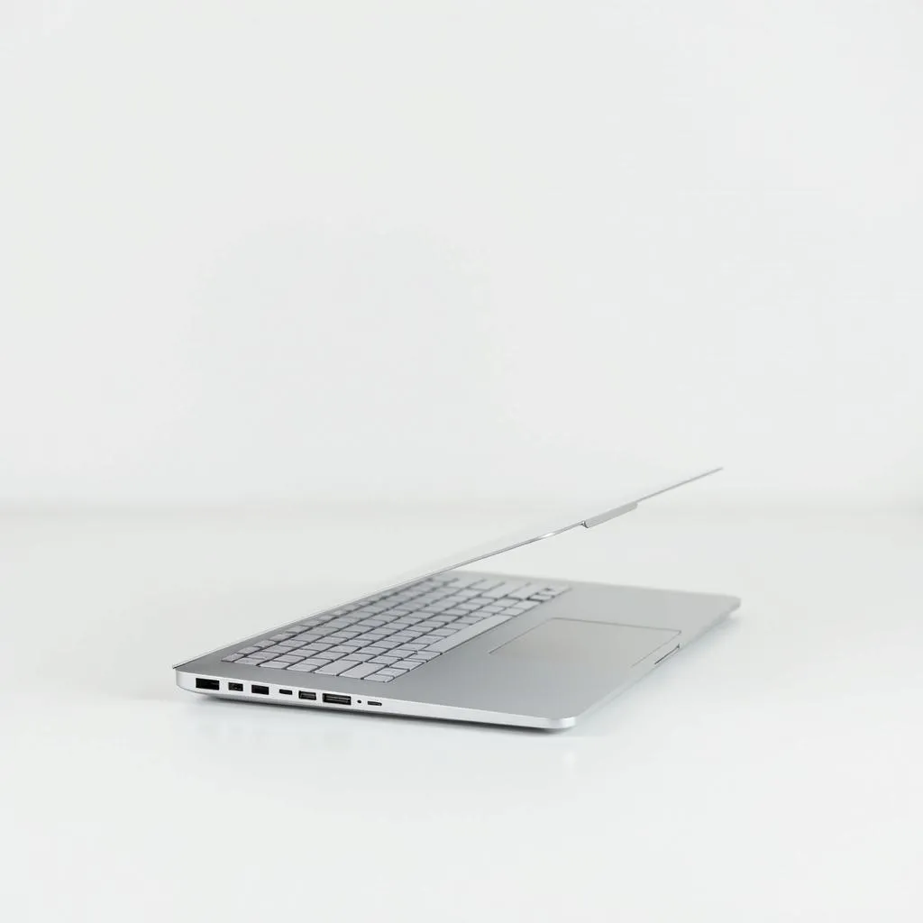 Laptop siêu mỏng nhẹ