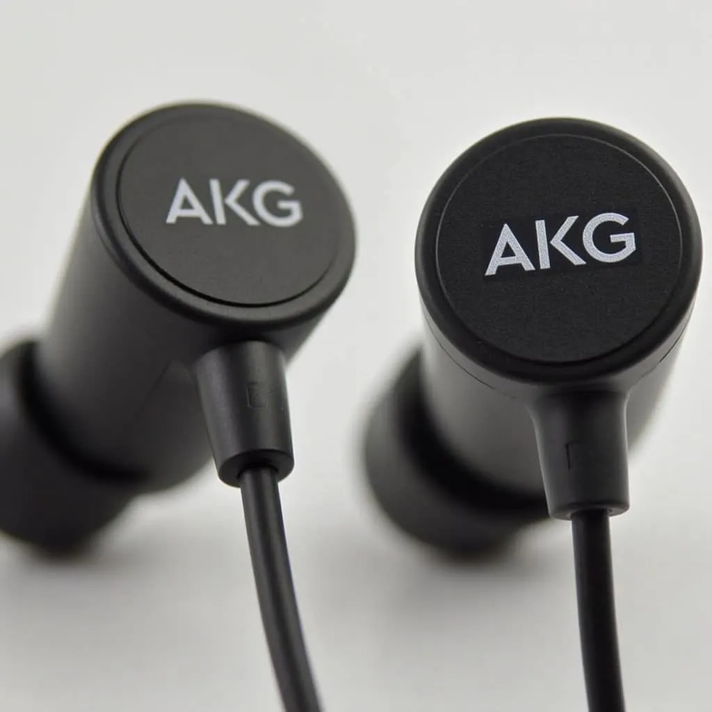 Tai Nghe AKG S8 Fake: So Sánh Thiết Kế