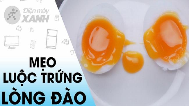 Giao diện màn hình một trò chơi làm bánh kem tươi, hiển thị các lựa chọn nguyên liệu và công cụ làm bánh một cách rõ ràng và hấp dẫn