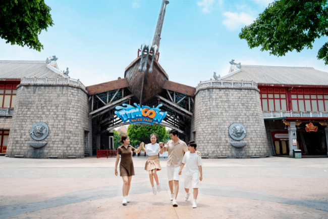Nhóm bạn trẻ đang cùng nhau chơi trò chơi hoạt động dưới nước trên di động