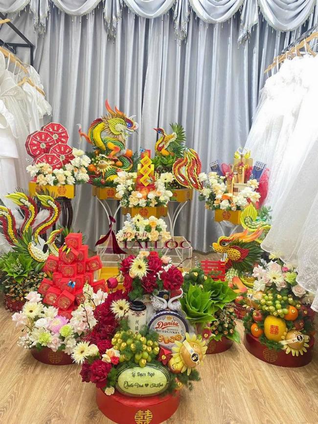 Hình ảnh minh họa các lễ vật ăn hỏi đặc trưng của miền Nam Việt Nam với nến long phụng