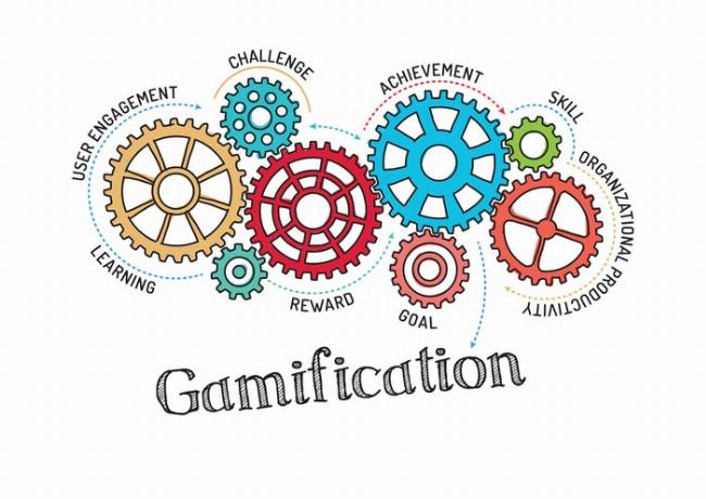 Một nhà thiết kế game mobile đang nghiên cứu dữ liệu người chơi và phác thảo các ý tưởng thiết kế game, áp dụng nguyên tắc của bảng câu hỏi NEO PI-R của Costa và McCrae 1992 để tạo ra trải nghiệm cá nhân hóa.