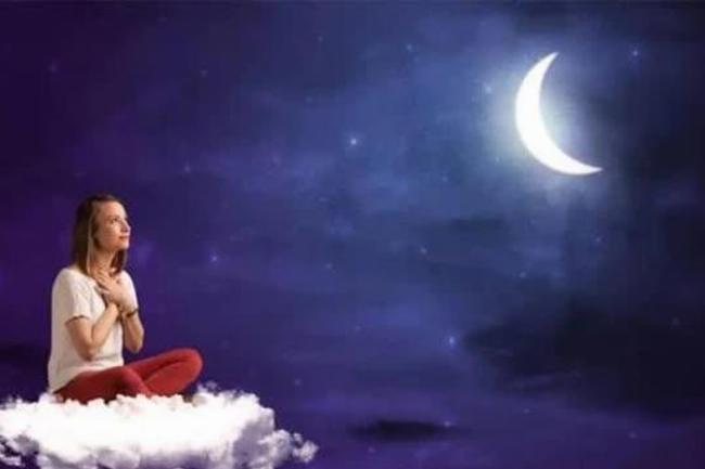 Một thư viện tối tăm và cổ kính với những cuốn sách cũ phủ bụi, đèn dầu chiếu sáng lờ mờ, tạo không khí bí ẩn và gợi cảm hứng cho trò chơi ma ám