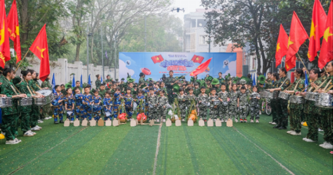 Thanh niên Hà Nội hứng khởi chơi trò chơi vận động ngoài trời, gắn kết cộng đồng