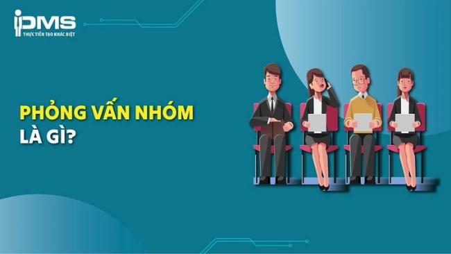 Người ứng viên chuẩn bị phỏng vấn, xem xét ghi chú cẩn thận